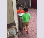 couvercle poubelle Deux enfants jouent avec une poubelle