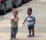 course enfant Deux enfants se retrouvent dans la rue