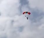 parachutiste Atterrissage parfait en parachute