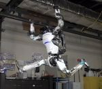 robot Le robot Atlas fait de la gymnastique (Boston Dynamics)