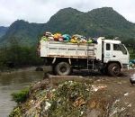 fleuve Un camion vide des ordures dans l'Amazone (Pérou)