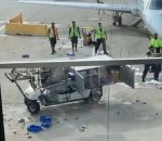 vehicule Véhicule fou sur le tarmac d'un aéroport