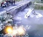 accident sauvetage Une voiture chute d'un pont (Inde)