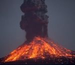 eruption Éruption de nuit du volcan Krakatoa (Indonésie)
