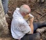 retrouvailles Retrouvailles émouvantes entre un homme et son chien perdu