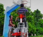 handicap Un fauteuil roulant avec une position debout