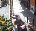 chute roulant Homme en fauteuil roulant vs Échelle
