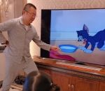 enfant tele dessin Un papa interagit avec le dessin animé Tom et Jerry