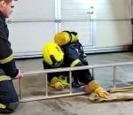 pompier Entraînement d'un pompier avec une échelle
