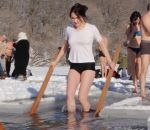 glace russie Une femme dans un bain glacé