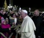 femme main Tirer le pape pour le réveillon