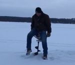 pecheur Un pêcheur sur glace fait un trou