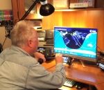 amateur Un homme contacte l'ISS avec une radio amateur