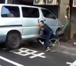 velo cycliste camionnette Cycliste chanceux dans un accident