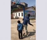 basket coince Un ballon coincé sur un panier de basket