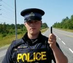 prevention Un policier cache une moto derrière un stylo