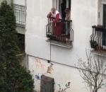 balcon Promener son chien pendant le confinement