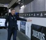 ronaldo Cristiano Ronaldo tape dans la main de supporters invisibles