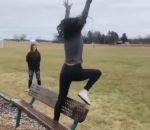 jambe fille Une fille saute par-dessus un banc (Fail)