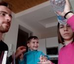 enfant parent bouteille Tour de magie à leur enfant avec de l'eau