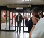 applaudissement coronavirus Des soignants font une surprise à un chauffeur de taxi (Espagne)