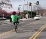 cycliste eviter Un cycliste s'amuse à éviter les voitures au dernier moment