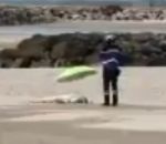 plage Gendarme piégé par une poupée gonflable