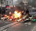 barricade feu Des barricades avec des vélos et trottinettes en libre service (Paris)