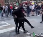casseur Un émeutier livré à la police par les manifestants