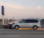 pousser Une voiture roule en poussant une moto encastrée