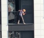 volet Laver ses volets roulants au 17ème étage d'un immeuble