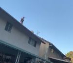 flip Saut dans la piscine depuis le toit de la maison (Fail)