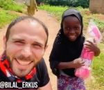 nigeria content Un homme offre une poupée à une petite Nigériane