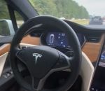 autonome Tesla en mode autonome sans conducteur