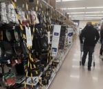 interdiction ruban Produits non essentiels dans un supermarché (Reconfinement)