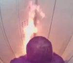 ascenseur Un homme prend feu dans un ascenseur