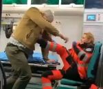 coup poing Homme agressif dans une ambulance