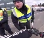 policier Un policier allemand contrôle un motard français