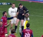 rugby Josaia Raisuqe célèbre la victoire en soulevant l'arbitre