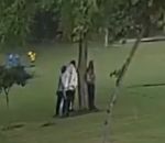 homme Quatre hommes frappés par la foudre sous un arbre