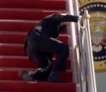 escalier chute avion Joe Biden trébuche en montant dans Air Force One