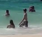plage Un enfant prend 10 ans sous une vague