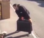mime Un déménageur galère avec une valise