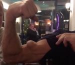biceps bras Musclé comme Popeye