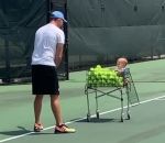 papa distributeur Un bébé « distributeur de balles de tennis »