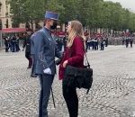militaire Demande en mariage avant le défilé du 14 juillet