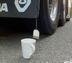 precision Un chauffeur de camion se prépare un thé