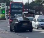 angleterre Porte Falcon Tesla Model X vs Bus (Londres)
