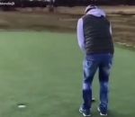 golf fail putt Un golfeur pense avoir raté son putt