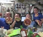 flottant Soirée pizza dans l'ISS